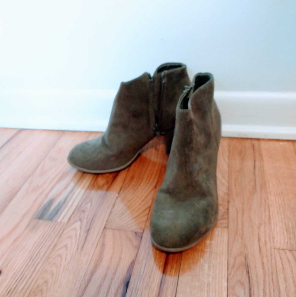 Old Navy ankle boots with side zipper size 8.  Minor wear, shown